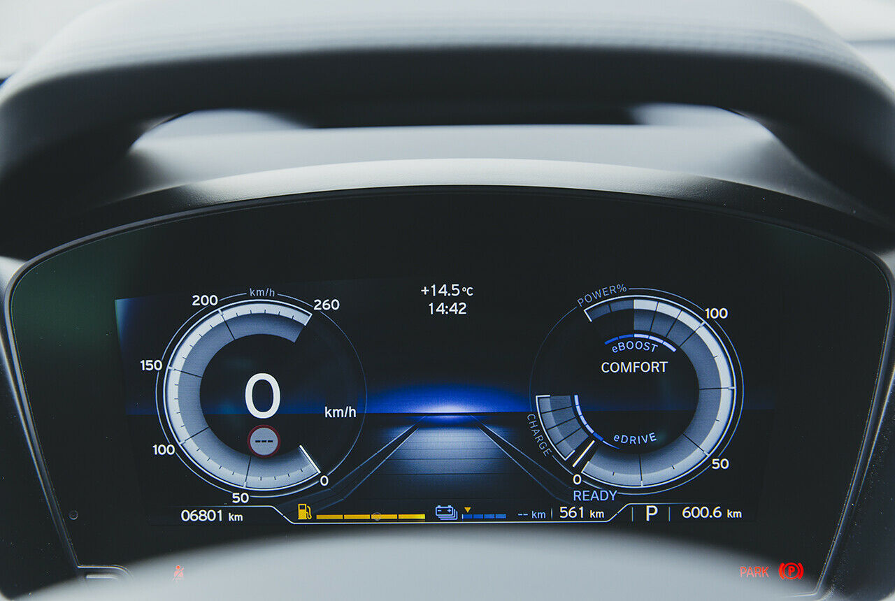 Die volle elektrische Reichweite (53 Kilometer) zeigt der Digital-Tacho des BMW i8 nach 4,5 Stunden an der Steckdose oder 3 Stunden an der Wallbox