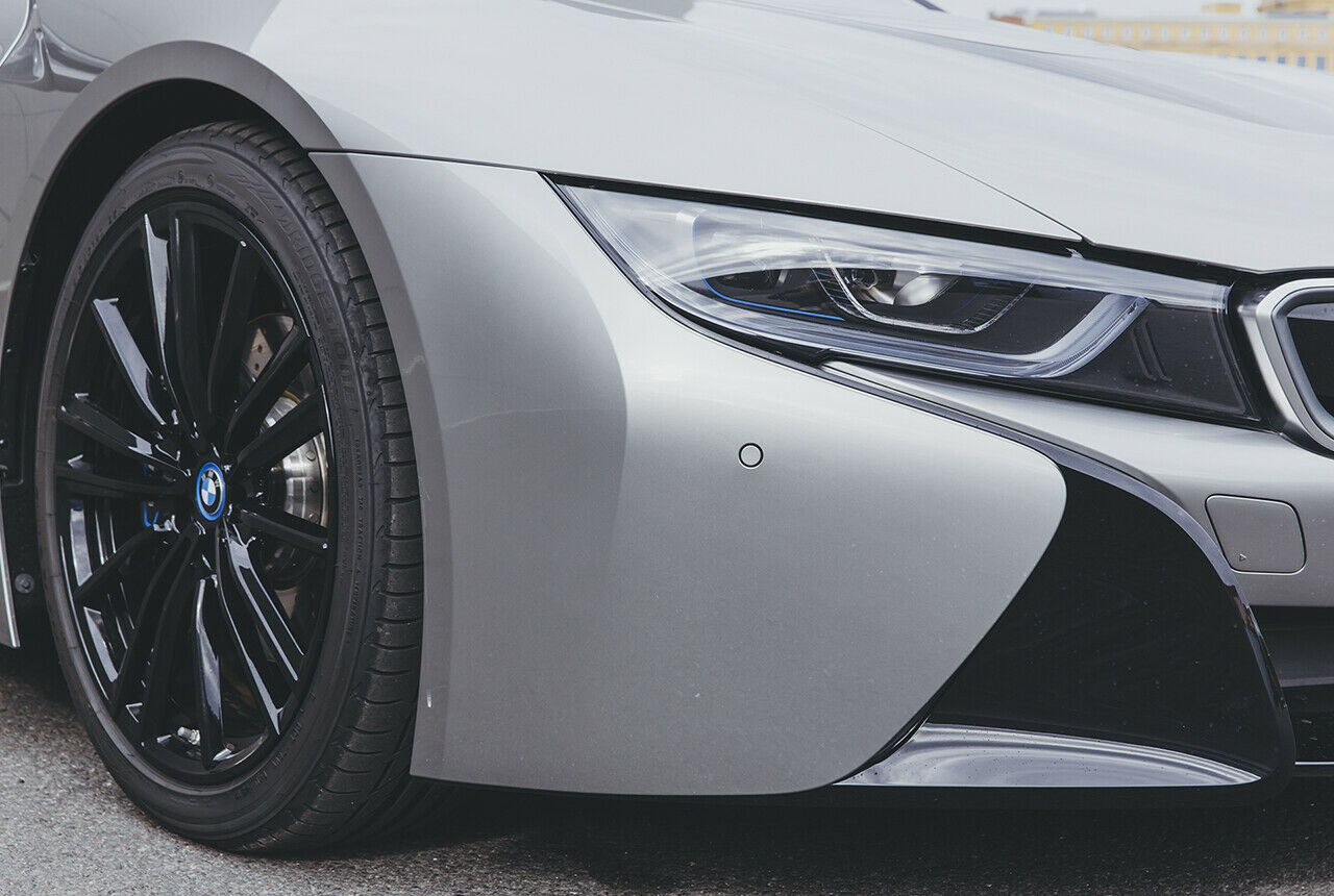 Die vorderen Reifen des BMW i8 sind schmaler als die hinteren Pneus - 195/50 lenkt, 215/45 folgt. Fahrdynamisch ist das nicht immer ideal