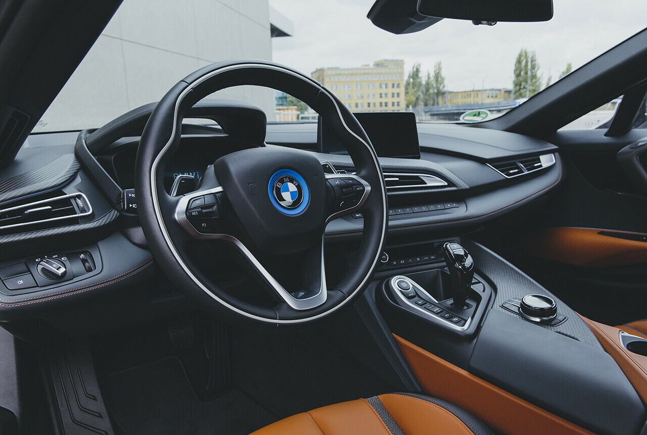 Im schärfsten Fahrmodus "Sport" bietet die Lenkung des BMW i8 angenehm viel Widerstand. Doch irgendwie geriet das Volant zu groß