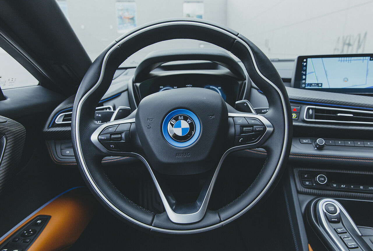 Wer die Schaltwippen hinter dem Lenkrad des BMW i8 bedient, aktiviert automatisch den Verbrenner