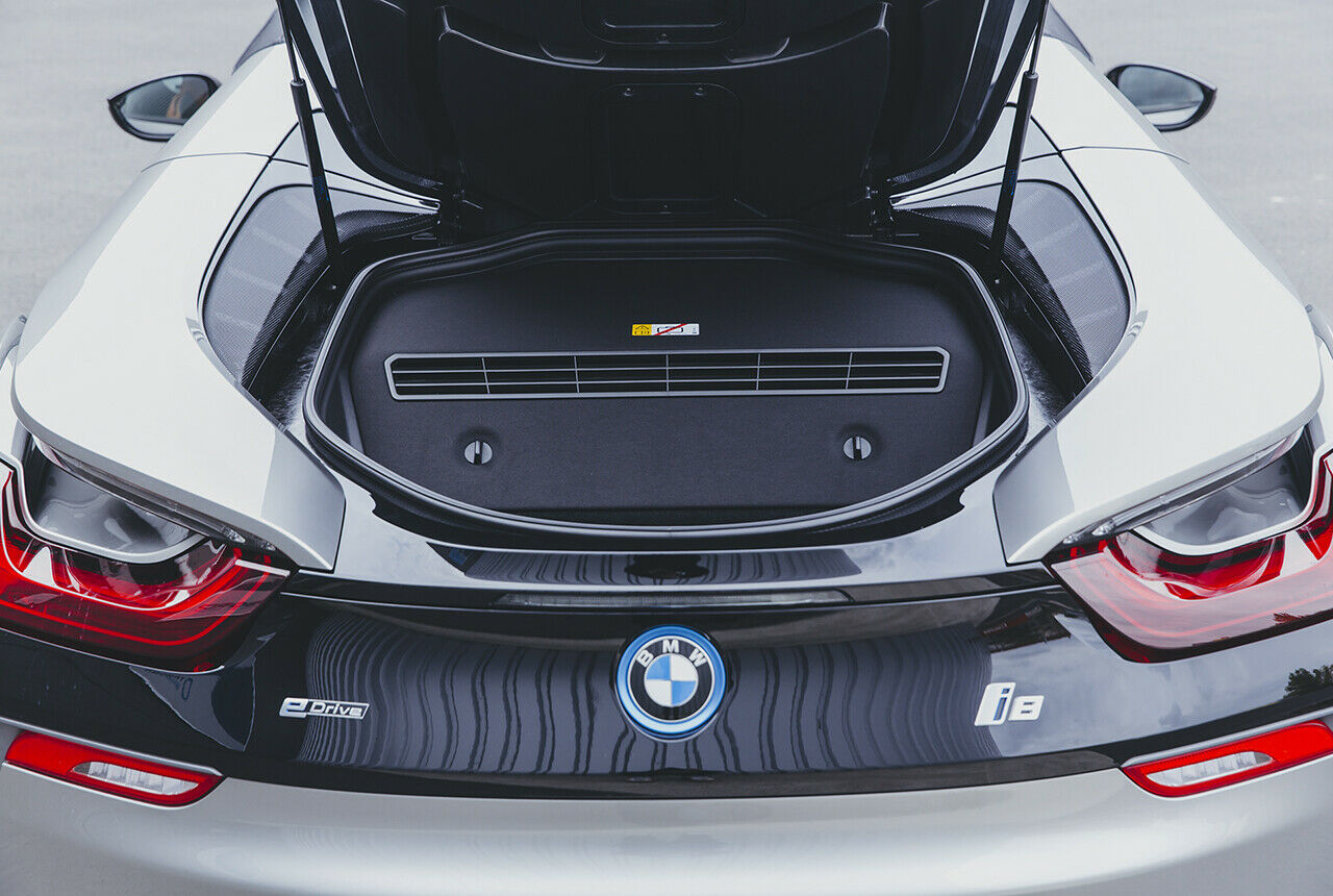 Irgendwo hier gibt es einen Dreizylinder: Den aufgeladenen 1,5-Liter-Dreizylinder des BMW i8 kann man ohne Werkzeugsatz nicht freilegen
