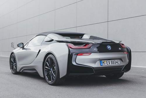 In 15 Sekunden wird der BMW i8 Roadster vom offenen zum geschlossenen Sportler - das Verdeck lässt sich bis zu einem Tempo von 50 km/h bedienen