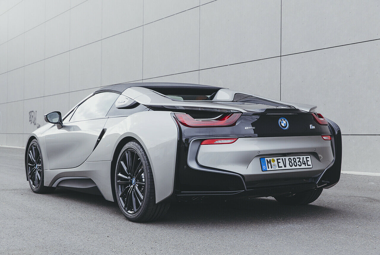 In 15 Sekunden wird der BMW i8 Roadster vom offenen zum geschlossenen Sportler - das Verdeck lässt sich bis zu einem Tempo von 50 km/h bedienen