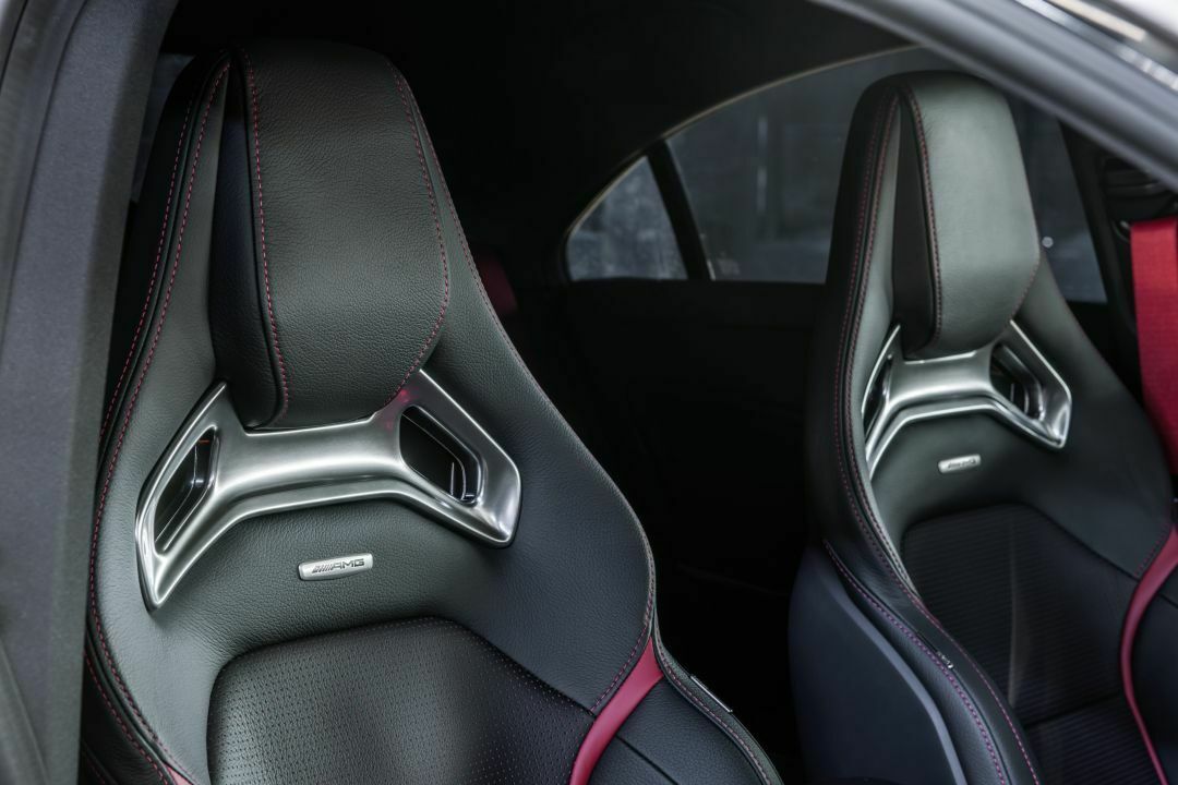Detail: Sportsitze im Mercedes CLA 45 AMG