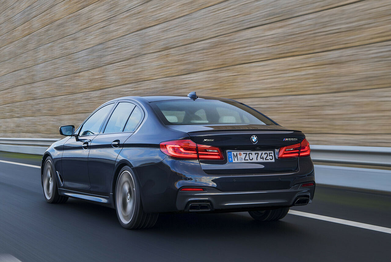 Äußerlich gibt sich der M550i xDrive durch einige dezente Anbauteile von der M GmbH als Performance-Modell zu erkennen
