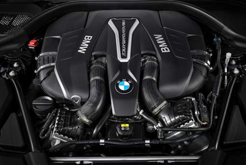 Der 4,4 Liter große V8-BiTurbo leistet 462 PS und kommt auf 650 Nm Drehmoment