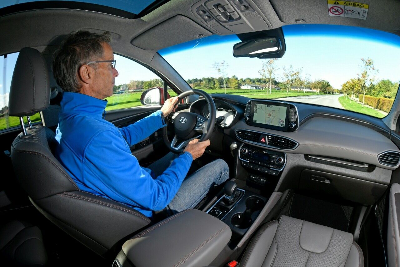 Unser Autor Michael Specht am Steuer des Hyundai Santa Fe