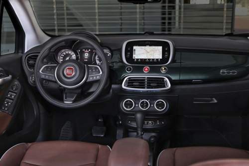 Der Innenraum des gelifteten Fiat 500X: Viel mäßig unterfüttertes Plastik und ein 7,5 Zoll großer infotainment-Screen. Er ist ab der zweiten Ausstattungslinie serienmäßig