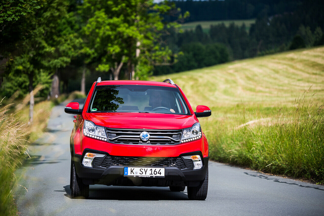 Ssangyong Korando Facelift 2017: Breiterer Kühlergrill, LED-Tagfahrlicht, das Kompakt-SUV kommt ab sofort mit überarbeiteter Front