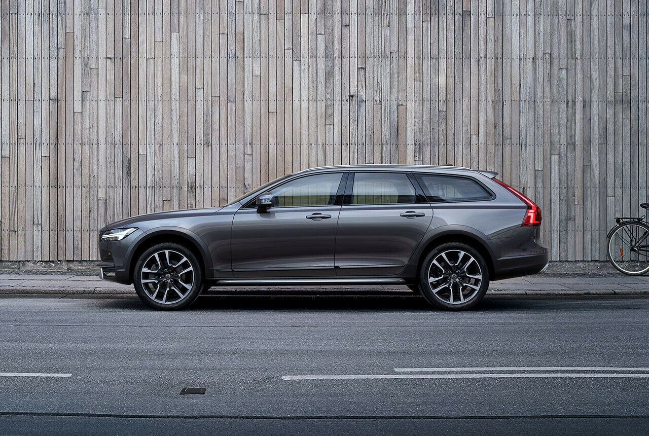 Volvo V90 Cross Country: Als D4 mit Allrad startet der rustikale Kombi bei 56.350 Euro