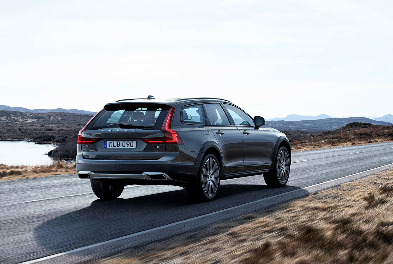 Neben den optischen Veränderungen bietet der V90 Cross Country vor allem ein geländetauglicheres Fahrwerk mit erhöhter Bodenfreiheit