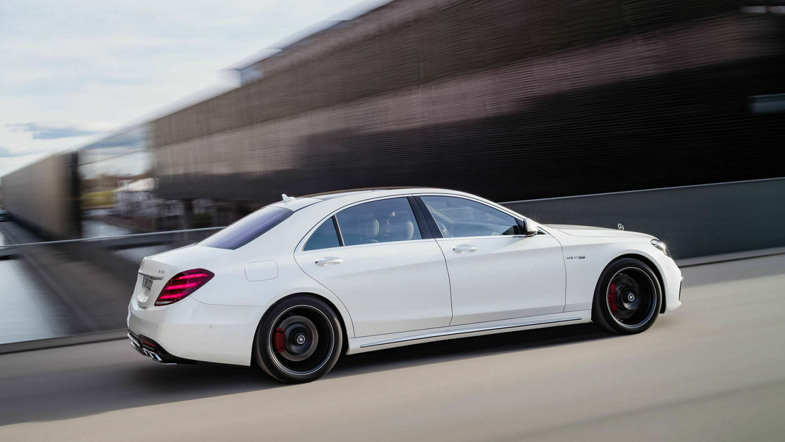 Der Mercedes-AMG S 63 4Matic+ bildet fürs erste die Spitze der Palette, er kommt mit dem weiterentwickelten vollvariablen Allradantrieb