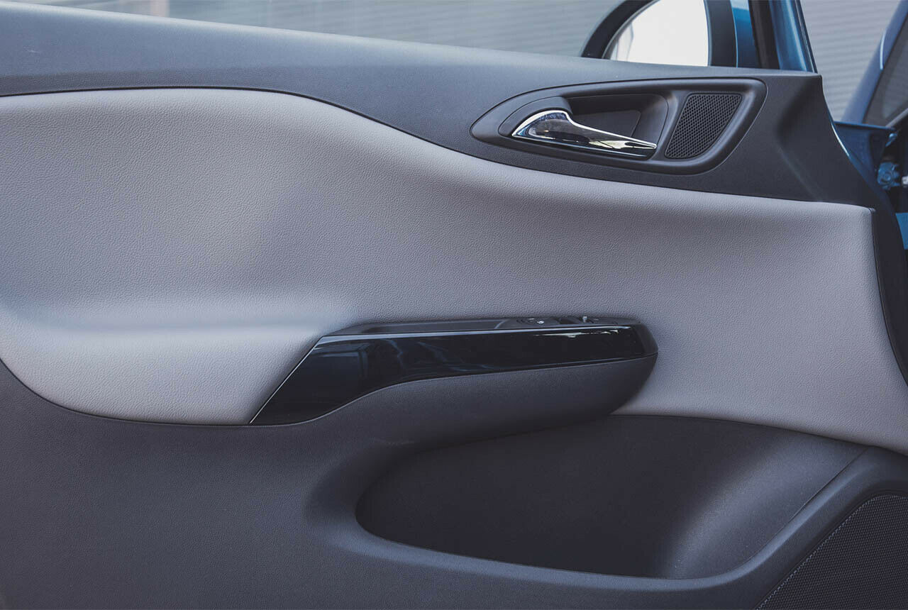 Im Opel Corsa ist nur der untere Teil der Türverkleidung aus Hartplastik gefertigt