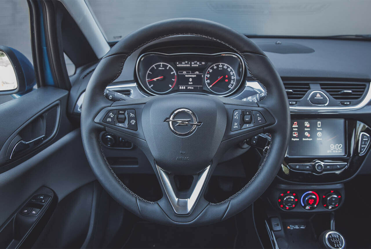Das Lenkrad unseres Opel Corsa: Links wird der Tempomat geregelt, rechts der Sound. Die Bordcomputer-Bedienung erfolgt über den Blinkerhebel