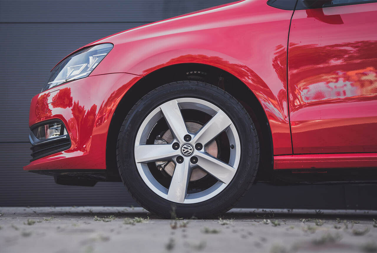 Scheibenbremsen gibt's beim Volkswagen Polo 1,0 Blue Motion Technology nur an der Vorderachse. Hinten übernehmen Bremstrommeln das Verzögern