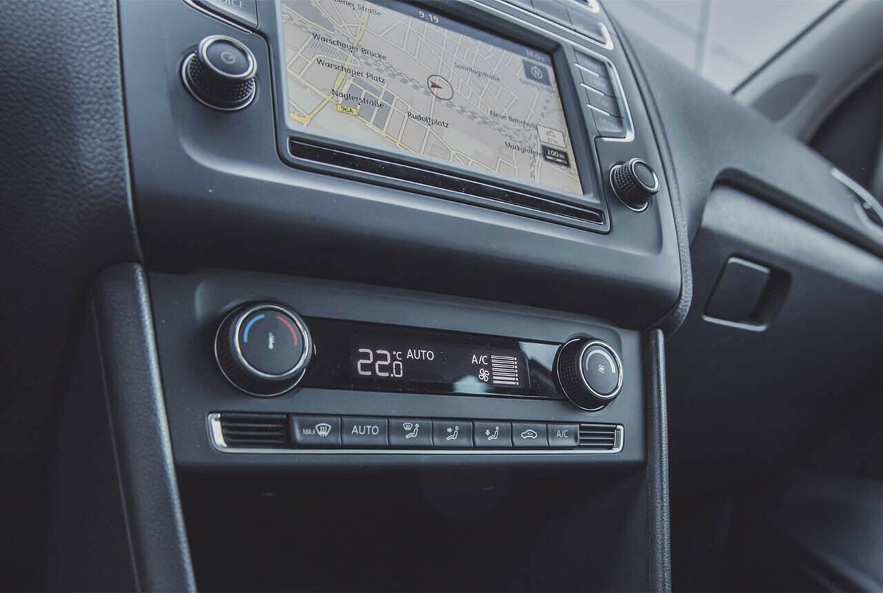 Die Klimaanlage "Climatronic" für 335 Euro Aufpreis im Volkswagen Polo 1,0 Blue Motion Technology