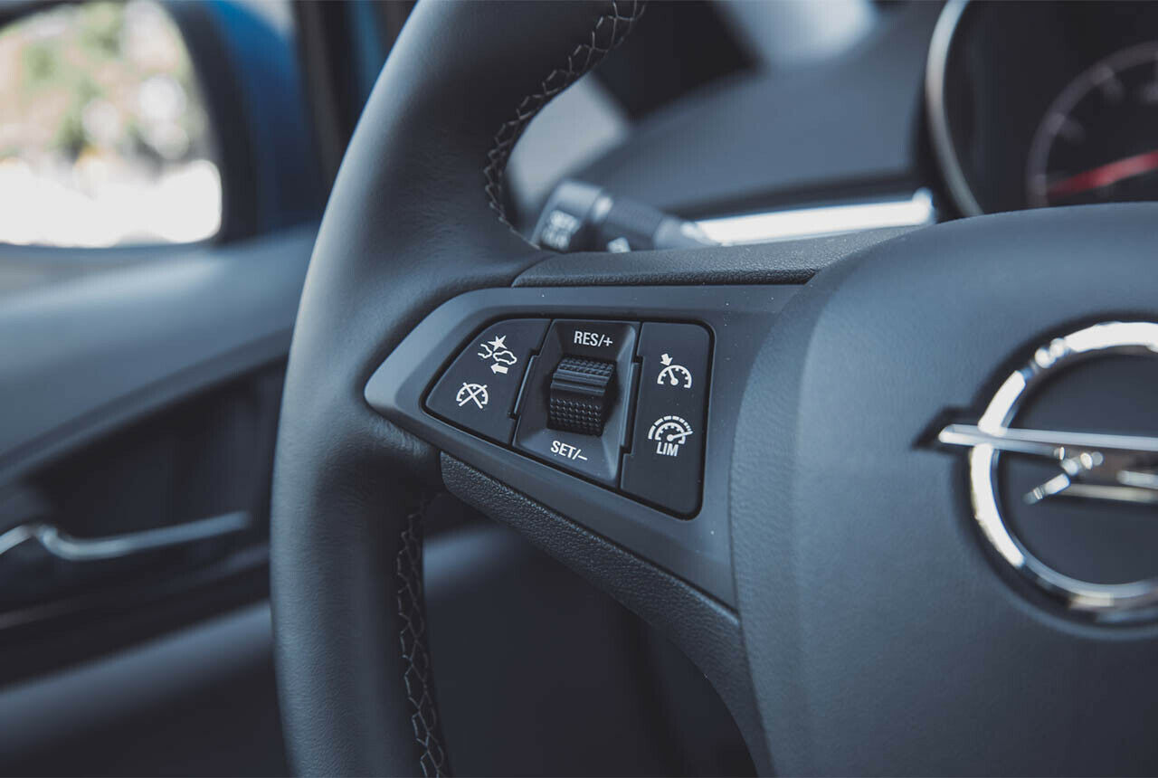 Hochwertig fühlen sich die Drehregler am Lenkrad des Opel Corsa nicht an. Ansonsten leisten sich die Rüsselsheimer bei der Verarbeitung keine Fehler