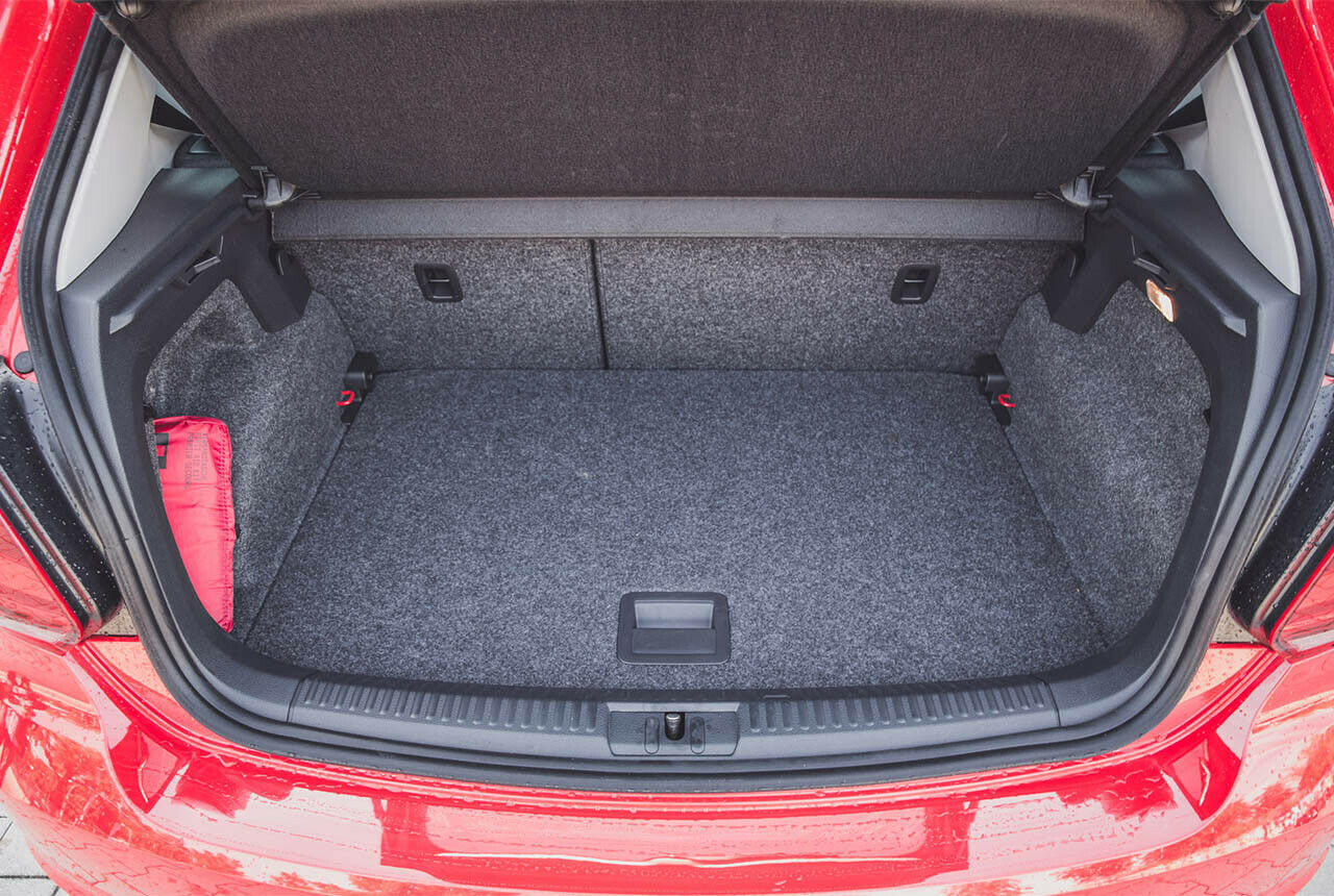 Der Kofferraum des Volkswagen Polo fasst 280 Liter. Bei umgeklappten Rücksitzen passen 952 Liter in den Wolfsburger