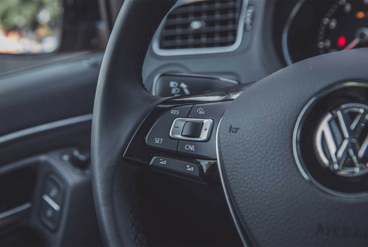 Beide Plus-Tasten können für Lärm sorgen. Die untere über das Radio, die obere über die Geschwindigkeit: Bei hohem Autobahn-Tempo wird es im VW Polo laut