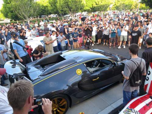 Die Bugatti Veyron werden von einer großen Menge bestaunt