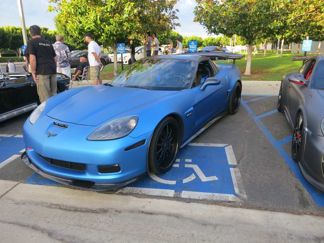 Auf dem Behindertenparkplatz hat sich eine Corvette Z06 breitgemacht