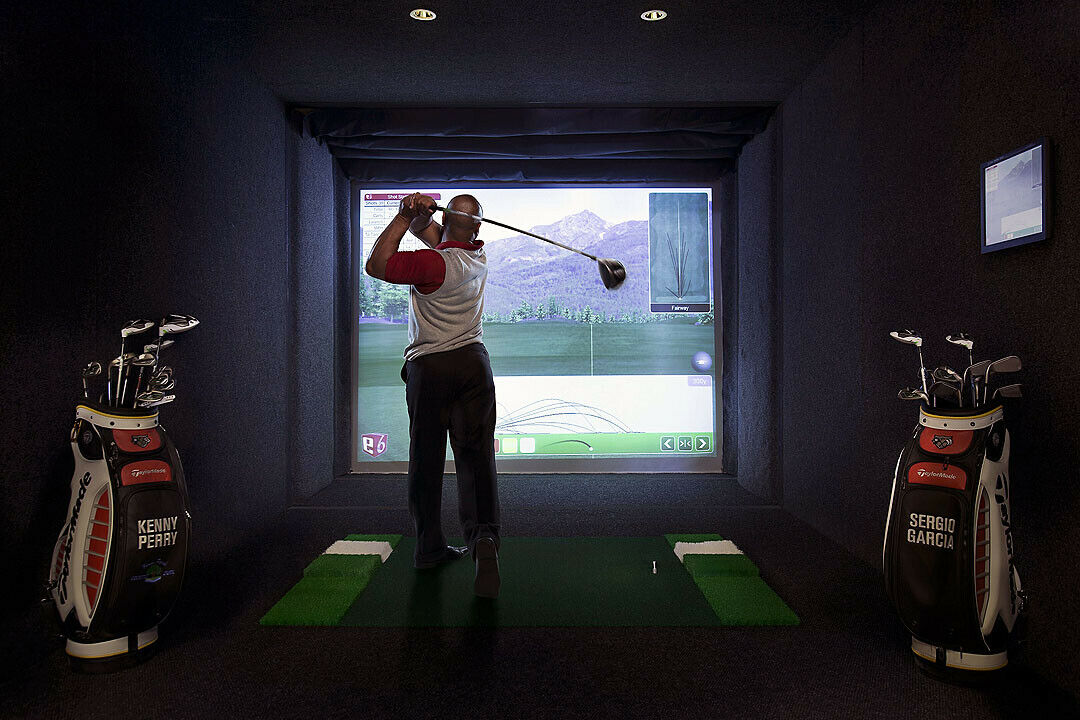 Um die Wartezeit zu verkürzen, können die Kunden den Golf-Simulator nutzen