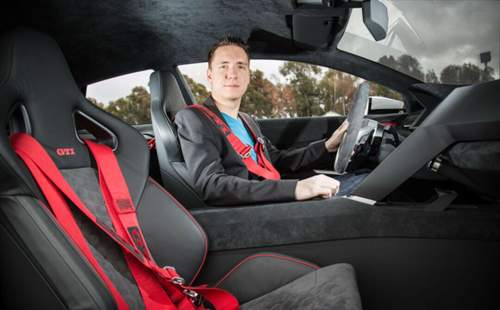 Vision GTI: Schalensitze, rote Renngurte, viel Alcantara und funktionslose Schalter im Innenraum