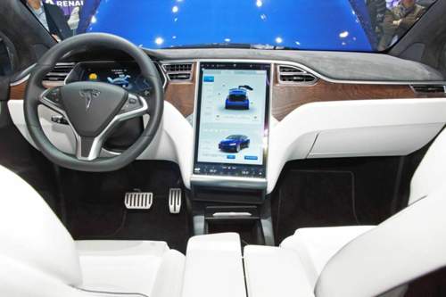 Tesla Model X: Cockpit mit großem Zentralbildschirm