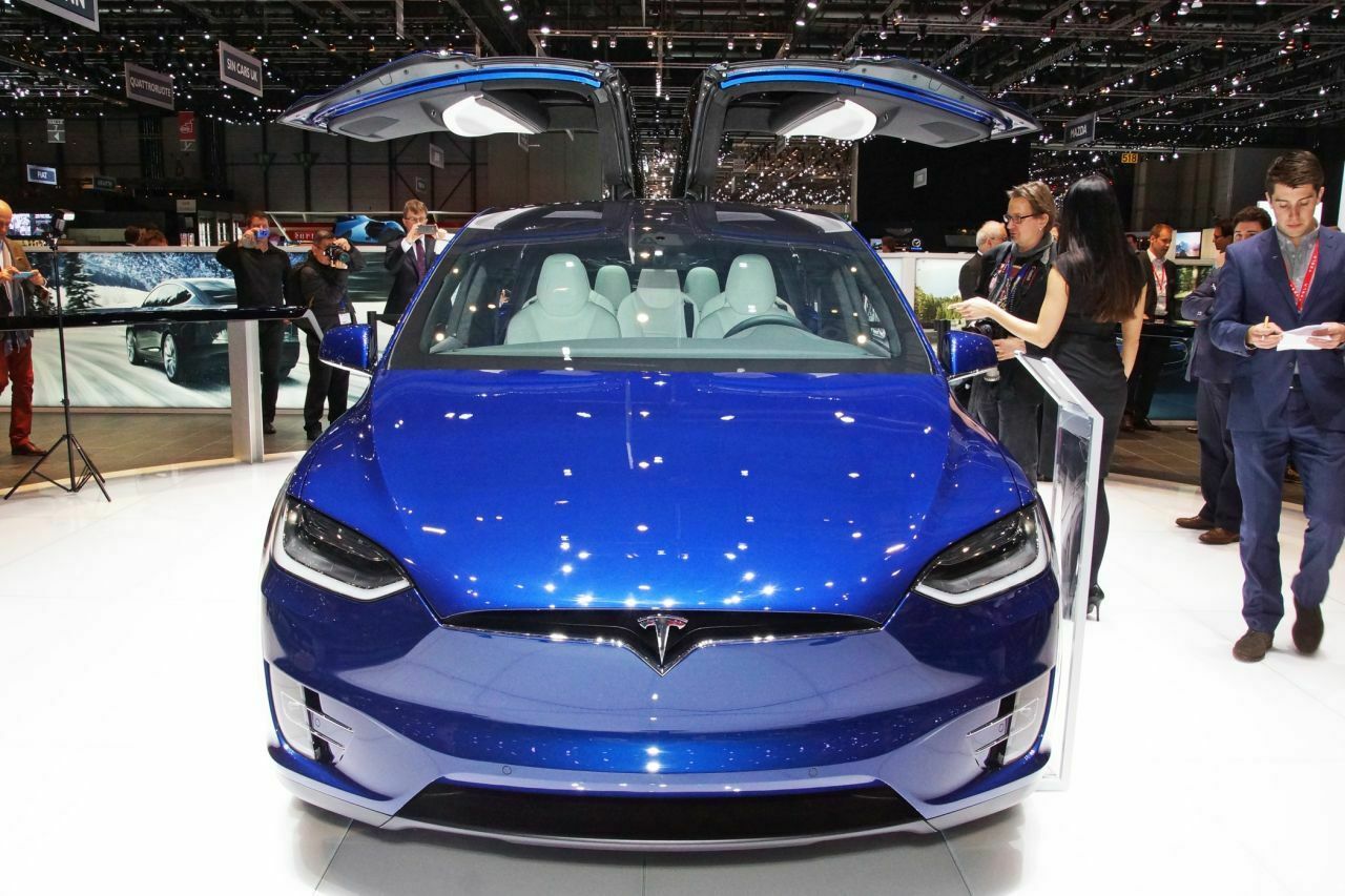 Tesla Model X: Die Türen sind per Sensoren vor möglichen Zusammenstößen mit Hindernissen gesichert