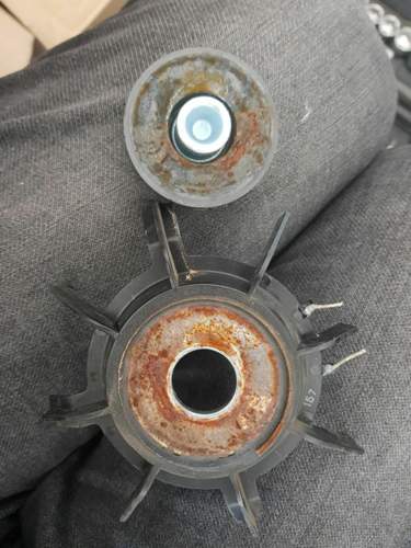 Abgerosteter Magnet am Lautsprecher