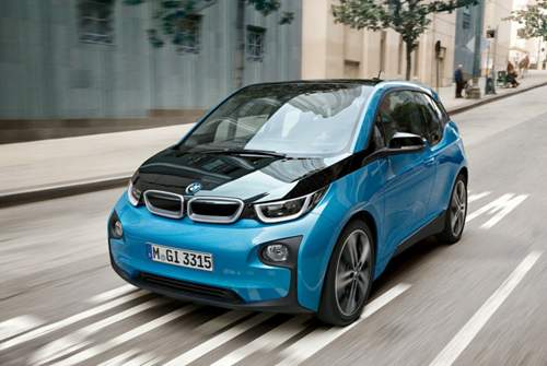 Der BMW i3 kommt derzeit auf rund 300 Kilometer Reichweite laut NEFZ, praxisnah gibt BMW 200 Kilometer an