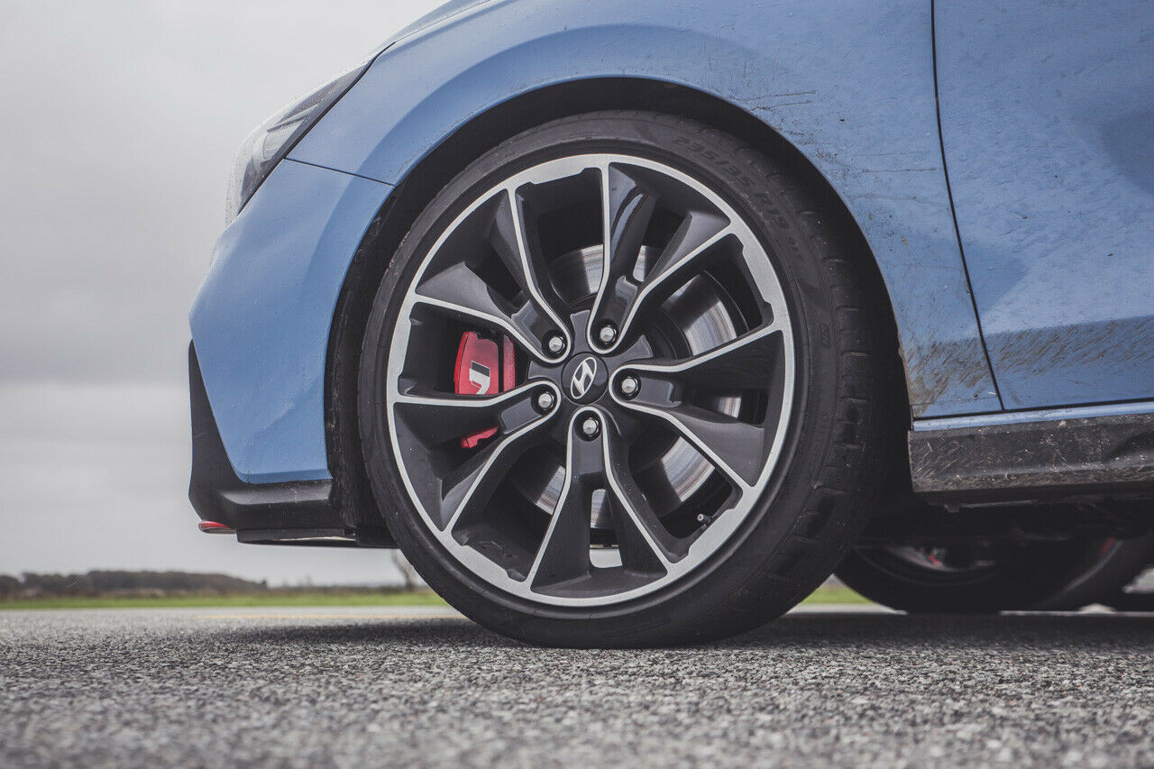 Die Bremsscheiben am Hyundai i30 N Performance messen 345 mm, der Standard-N kommt mit 330 mm großen Scheiben