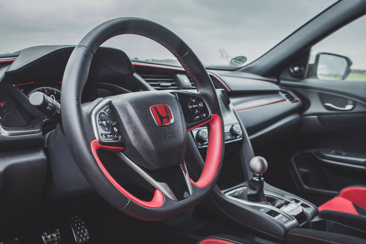 Bei der Materialqualität gibt Honda sich nicht viel Mühe, die Oberflächen wirken an vielen Stellen günstig