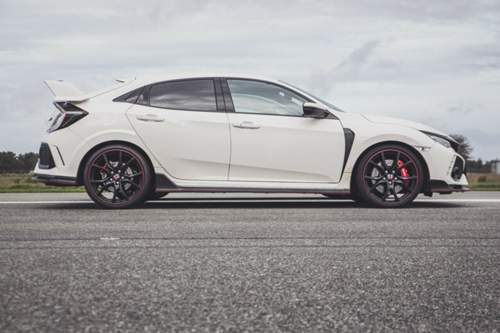 Der Honda Civic Type R misst nicht nur wegen des Flügelwerks üppige 4,56 Meter