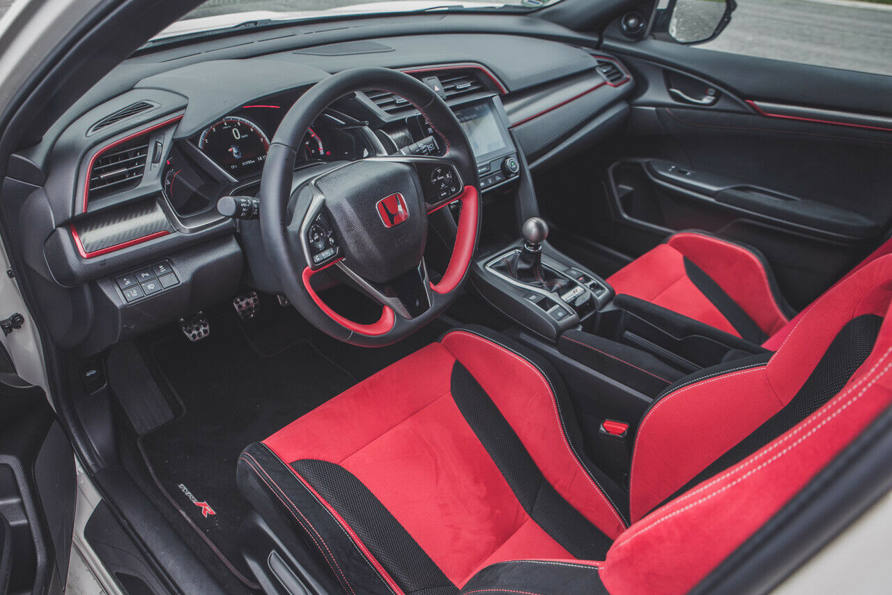 Der Civic Type R gibt sich im Innenraum etwas aufdringlicher als der Hyundai. Das Knallrot wirkt leider nicht hochwertig