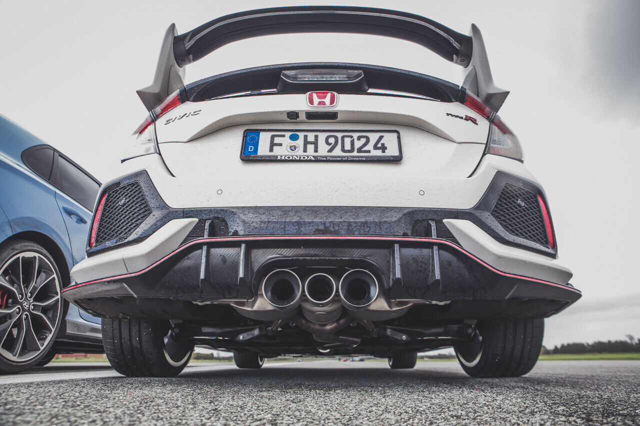 Honda baut drei Auspuffendrohre ans Heck des Civic Type R. Das mittlere saugt ab 3.000 Umdrehungen Luft an, um unschöne Resonanzen zu verringern