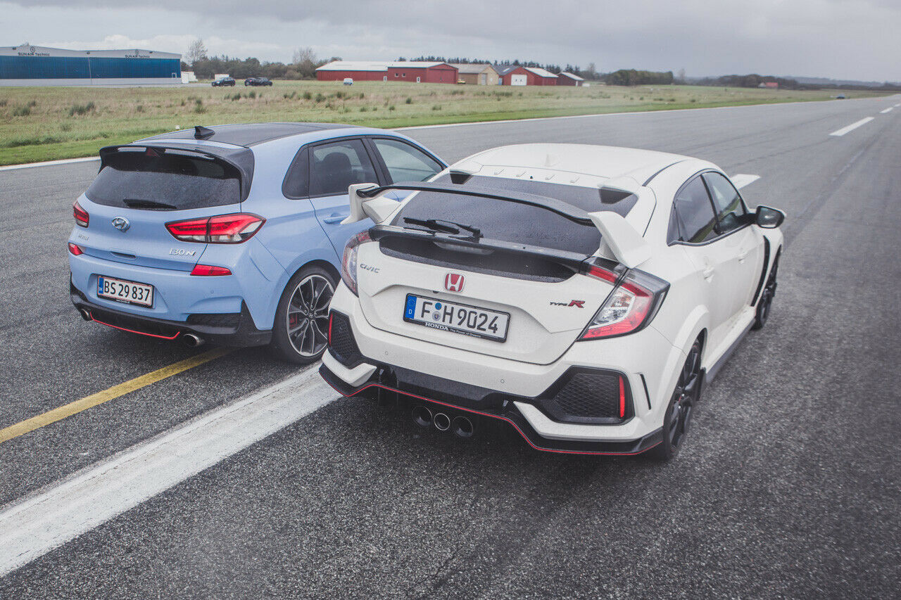 Rote Highlights am Heckdiffusor tragen beide Kompaktsportler, einen Riesenflügel nur der Honda Civic Type R