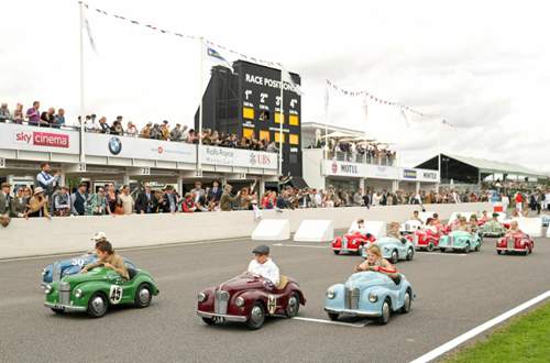 77 Nachwuchs-Rennfahrer starten mit ihren Austin J40 beim Settrington Cup