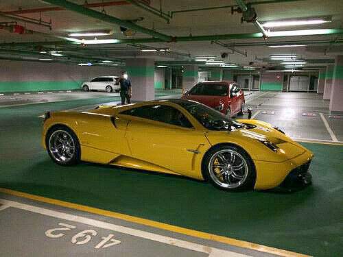 Im Huayra arbeitet ein 6,0-Liter-V12-Biturbo mit 730 PS und 1.000 Newtonmeter