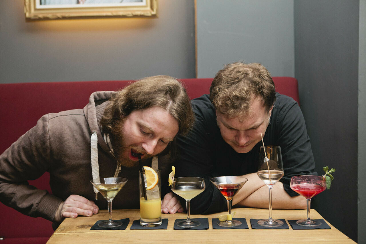 Eine gründliche olfaktorische Prüfung, Schwenktest und Verkostung mussten die Drinks über sich ergehen lassen