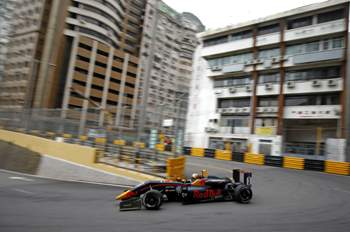 Die Aufnahme täuscht: In der Realität ist in dieser Haarnadel so wenig Platz, dass zuvor Überholverbot herrscht - nur eine der Eigenwilligkeiten des Grand Prix von Macao. Was es sonst noch über das kontroverse Stadtrennen zu wissen gibt? Lest Ihr hier
