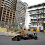 Die Aufnahme täuscht: In der Realität ist in dieser Haarnadel so wenig Platz, dass zuvor Überholverbot herrscht - nur eine der Eigenwilligkeiten des Grand Prix von Macao. Was es sonst noch über das kontroverse Stadtrennen zu wissen gibt? Lest Ihr hier