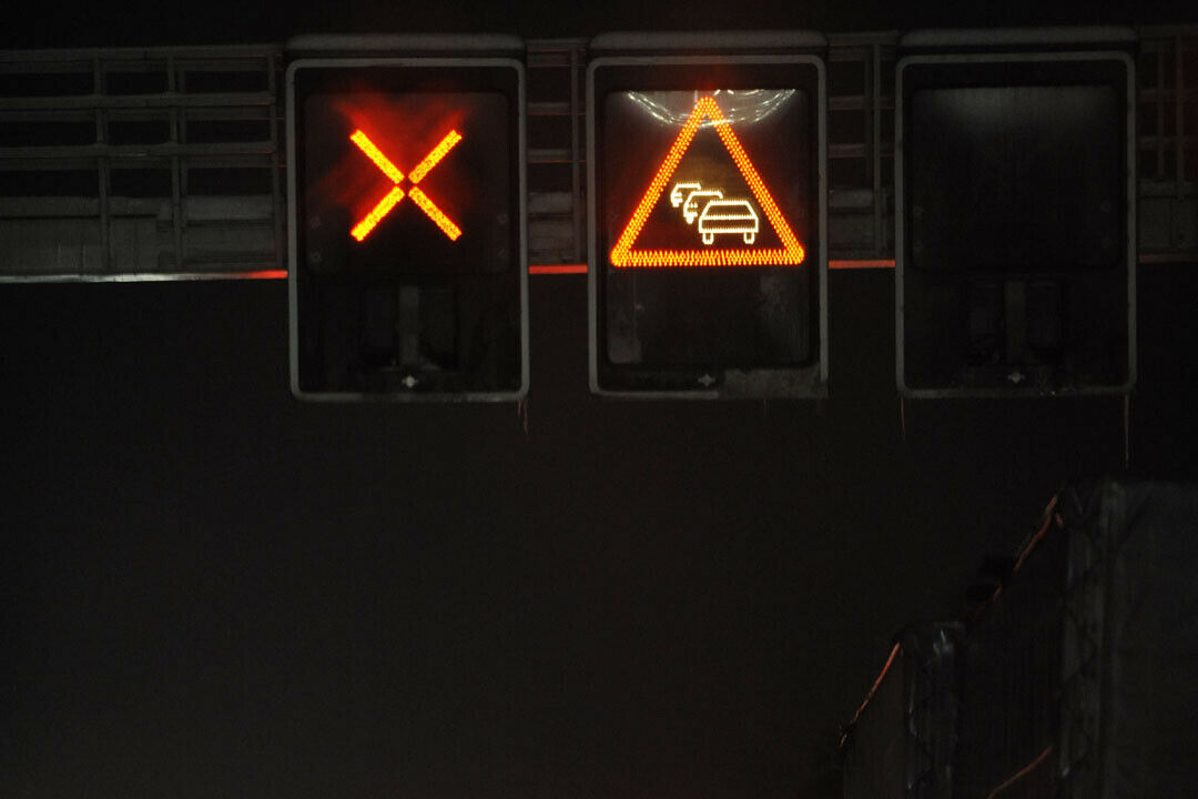 Wer das Lichtsignal "Gesperrte Spur" missachtet, muss mit dem Entzug des Führerscheins und einem Bußgeld rechnen