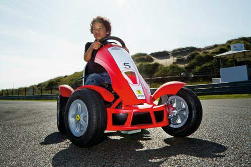 Krönung unserer Verlosung: Der Ferrari FXX Racer. Das Ferrari-Lizenzprodukt eignet sich für Kinder ab fünf Jahren