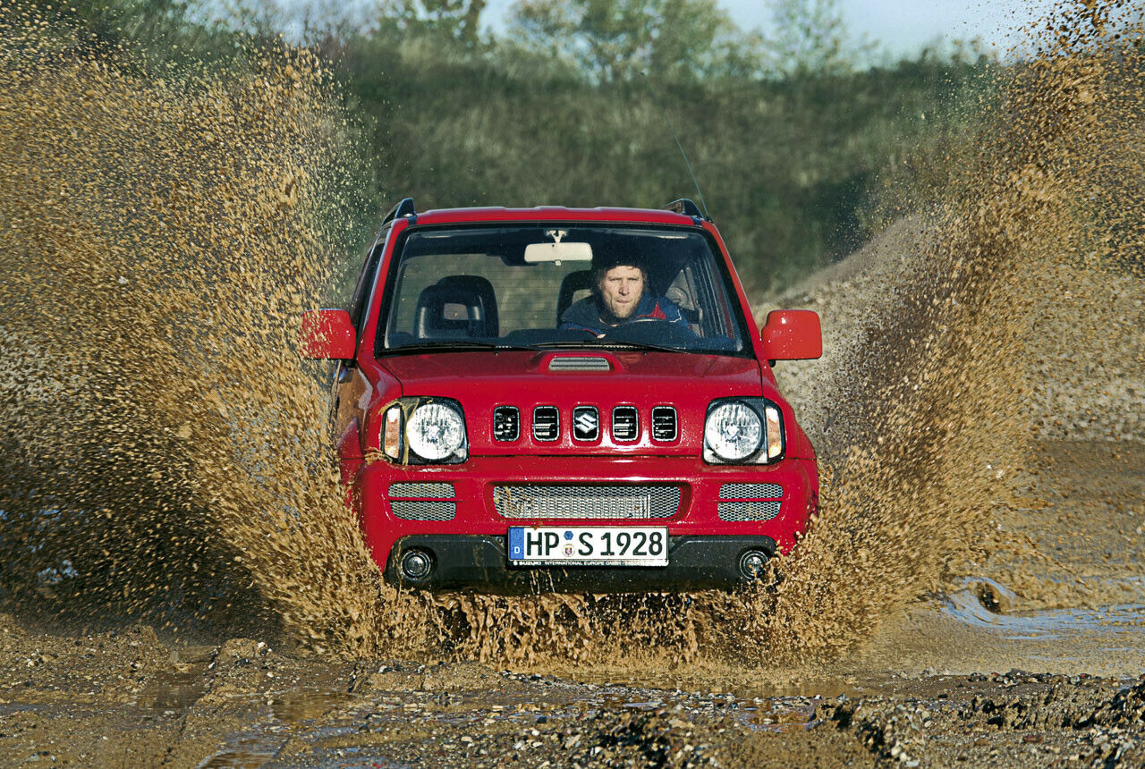 Mit dem endet der Urlaub nicht am Waldweg: Der Suzuki Jimny kostet durchschnittlich 6.660 Euro, gilt aber als robust und geländetauglich