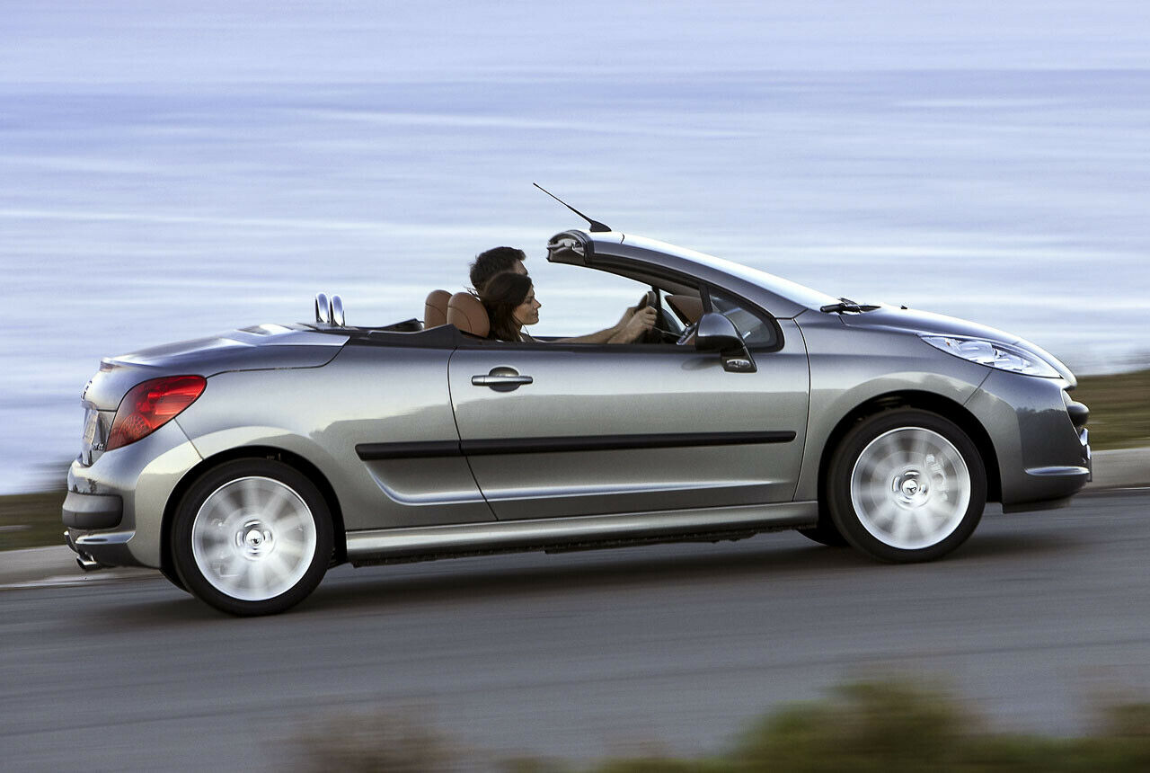 Wer braucht schon viel Gepäck, wenn er günstig und offen in den Urlaub kommt. 3.456 Euro kostet der Peugeot im Schnitt bei mobile.de