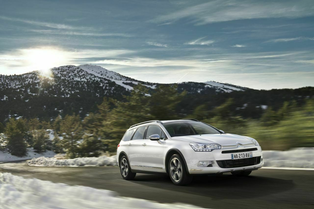 Der Citroën C5 Cross Tourer mit höher gelegtem Fahrwerk und Kunststoff an den Radhäusern