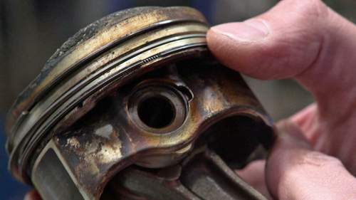 Ein Kolben mit Kolbenringen: Der Abstreifring (ganz unten) sorgt dafür, dass nicht zu viel Öl an der Zylinderwand bleibt. Er funktioniert in einigen TFSI-Motoren nicht