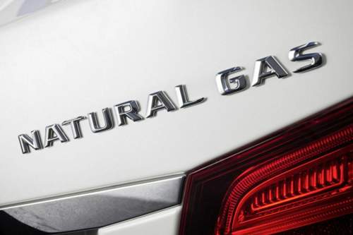 Wie der Vorgänger mit 1,8 Liter Hubraum beschleunigt die CNG-E-Klasse in 10,4 Sekunden auf 100 km/h. Die Spitzengeschwindigkeit sinkt von 224 auf 220 km/h