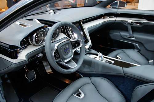 Im Coupé-Cockpit ist alles aus Leder und feinen Metallen